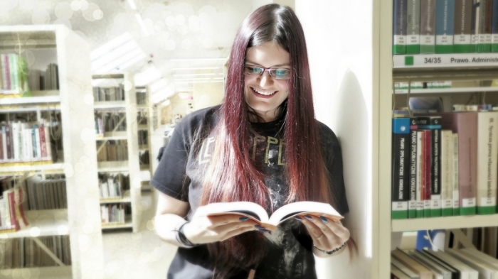 Magda - studentka Relacji Międzykulturowych na UJ: szansa odbycia praktyk studenckich w bibliotece umożliwiła mi nie tylko zdobycie cennego doświadczenia, ale przyczyniła się również do mojego rozwoju osobistego.